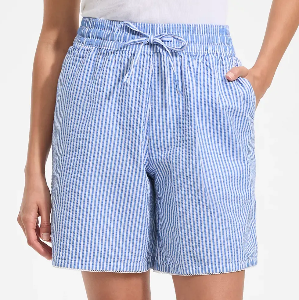 Women's Seersucker High Rise Pull On 7" Shorts